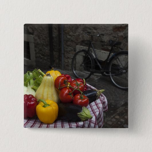 イタリア、ブレシア州、ガルナノ。2を含むテーブル 缶バッジ (正面)