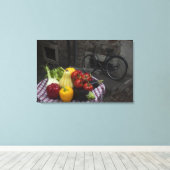 イタリア、ブレシア州、ガルニャーノ。テーブル キャンバスプリント (インサイチュ (ウッドフロア))