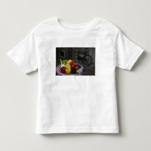 イタリア、ブレシア県、ガルドニェ. テーブルにトマト2個 トドラーTシャツ