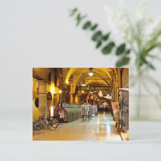 イタリア・ボローニャの柱廊下の店舗 ポストカード (スタンド正面)