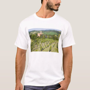 イタリア ボローニャ ブドウ畑越しのカザーリャ教会 Tシャツ