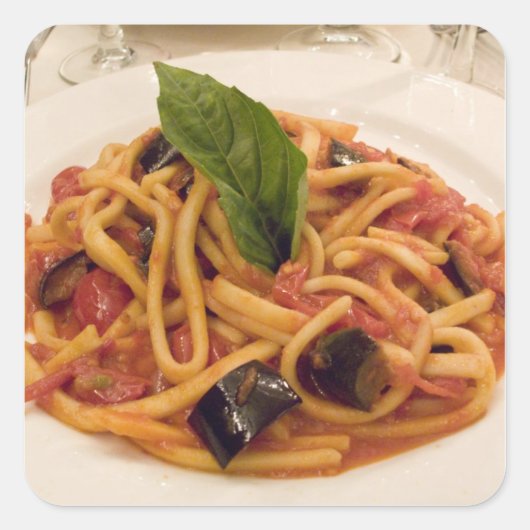 イタリア、ポジターノ。パスタとナスのプレート。 スクエアシール (正面)