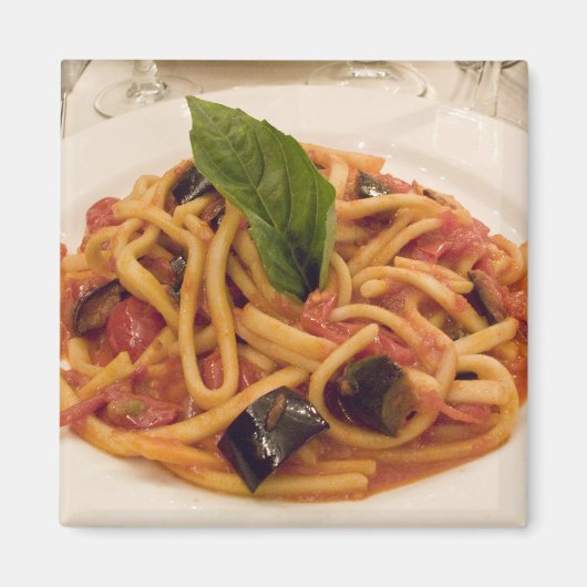 イタリア、ポジターノ。パスタとナスのプレート。 マグネット (正面)