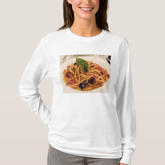 イタリア、ポジターノ。パスタとナスのプレート。 Tシャツ (正面)