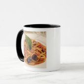 イタリア、ポジターノ。プレートはパスタとナス。 マグカップ (正面左)