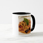 イタリア、ポジターノ。プレートはパスタとナス。 マグカップ (正面右)