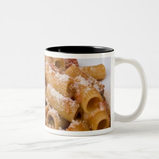 イタリア、ポジターノ。リガトーニのプレートを表示します。 ツートーンマグカップ (右)