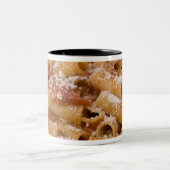 イタリア、ポジターノ。リガトーニのプレートを表示します。 ツートーンマグカップ (中央)