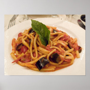 イタリア、ポジティターノ。パスタとナスの料理 ポスター