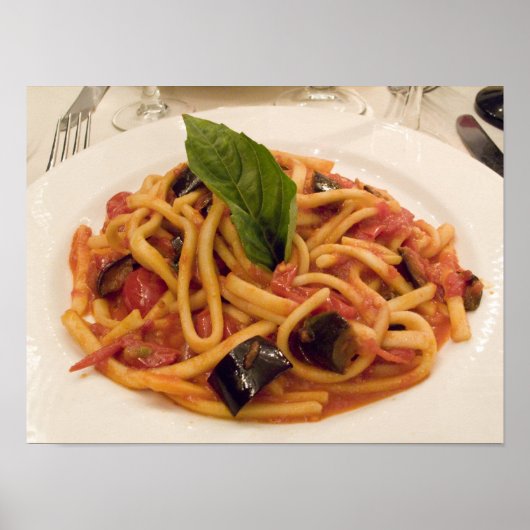 イタリア、ポジティターノ。パスタとナスの料理 ポスター (正面)