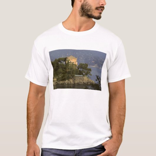 イタリア、ポルトフィーノ。イタリア地中海沿岸の風景 Tシャツ (正面)