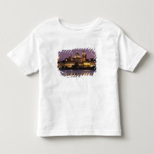 イタリア、マントヴァ県、マントヴァ。街の景色と トドラーTシャツ