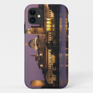 イタリア、マントヴァ県、マントヴァ。街の景色と iPhone 11 ケース