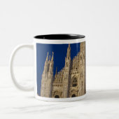 イタリア、ミラノ州、ミラノ。ミラノ大聖堂 ツートーンマグカップ (左)