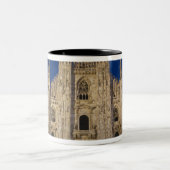 イタリア、ミラノ州、ミラノ。ミラノ大聖堂 ツートーンマグカップ (中央)