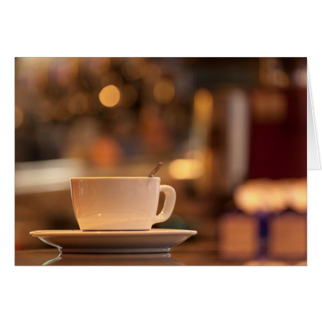イタリア、ヴェネツィアのカプチーノコーヒー (正面横)