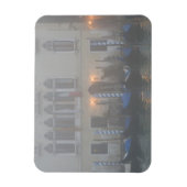 イタリア、ヴェネツィア。ゴンドラの列が通り抜けている マグネット (縦)