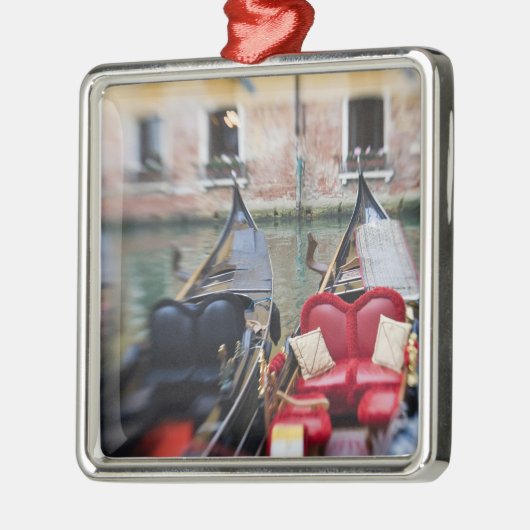 イタリア、ヴェネツィア、ゴンドラの選択的焦点(2) メタルオーナメント (左)