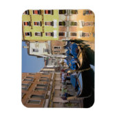 イタリア、ヴェネツィア、ゴンドラは運河に沿って係留された マグネット (縦)