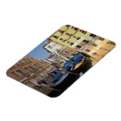 イタリア、ヴェネツィア、ゴンドラは運河に沿って係留された マグネット (左側)