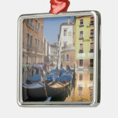イタリア、ヴェネツィア、ゴンドラは運河に沿って係留された メタルオーナメント (左)