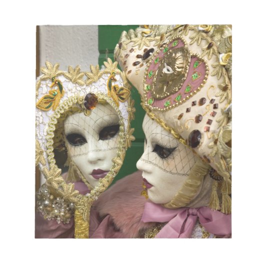 イタリア、ヴェネツィア、ブラノ島。身にまとった女性 ノートパッド (正面)