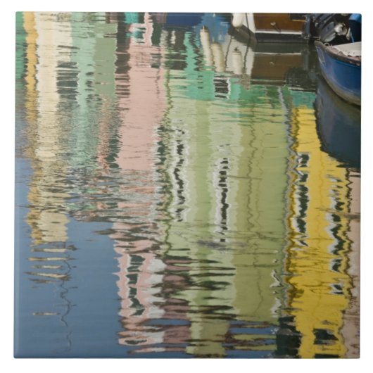 イタリア、ヴェネツィア、ブラノ。沿った多色の家 タイル (正面)