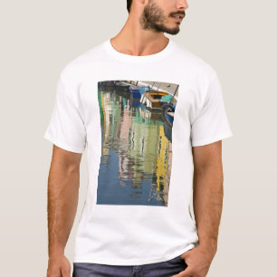 イタリア、ヴェネツィア、ブラーノ島。カラフルな家々が Tシャツ