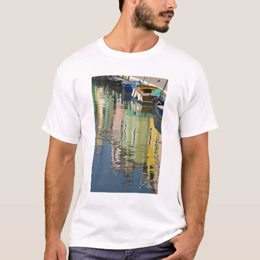 イタリア、ヴェネツィア、ブラーノ島。カラフルな家々が Tシャツ (正面)
