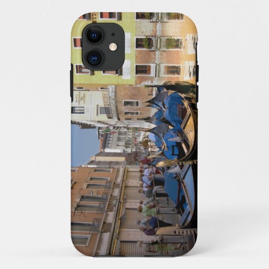 イタリア、ヴェネツィア、運河沿いに係留されたゴンドラ Case-Mate iPhoneケース (裏面)