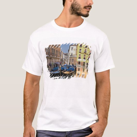 イタリア、ヴェネツィア、運河沿いに係留されたゴンドラ Tシャツ (正面)