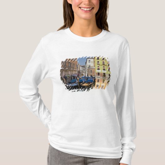 イタリア, ヴェネツィア, 運河沿いに係留されたゴンドラ Tシャツ (正面)