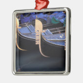 イタリア、ヴェネト、ヴェネツィア。ゴンドラの列。 メタルオーナメント (左)