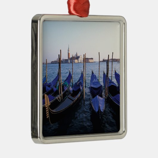イタリア、ヴェネト、ヴェネツィア、ゴンドラ列、サン メタルオーナメント (右)