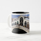 イタリア、ヴェネト、ヴェネツィア、リアルトブリッジクロス ツートーンマグカップ (正面左)