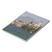 イタリア，ヴェローナ州，レイクサイドの町 ノートパッド (回転)