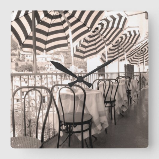 イタリア，古風なレストランのバルコニー スクエア壁時計 (正面)