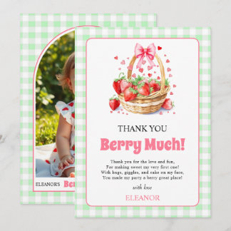 イチゴといちご色のギンガムチェックの「Berry First Birthday」フォト サンキューカード