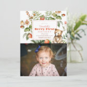 イチゴとベアーベリーの最初の誕生日の写真 招待状 (スタンド正面)