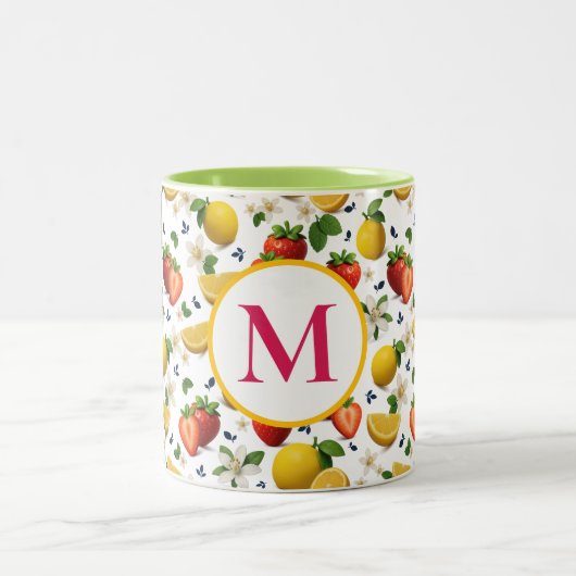 イチゴとレモンの花のマグカップとモノグラム ツートーンマグカップ (中央)
