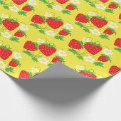 イチゴと花の模様（黄色） ラッピングペーパー (角)