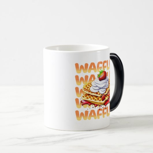 イチゴに覆われたワッフルパーソナライズされた モーフィングマグカップ (正面右)