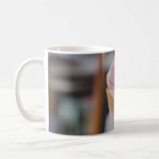 イチゴのアイスクリームを持つ人 コーヒーマグカップ (左)