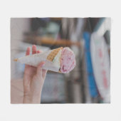 イチゴのアイスクリームを持つ人 フリースブランケット (正面(横))