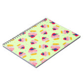 イチゴのカップケーキとシームレスなパターン ノートブック (左側)