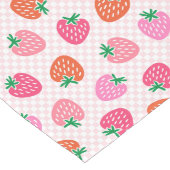 イチゴのチェック – ピンクと赤 ロングテーブルランナー (コーナー)