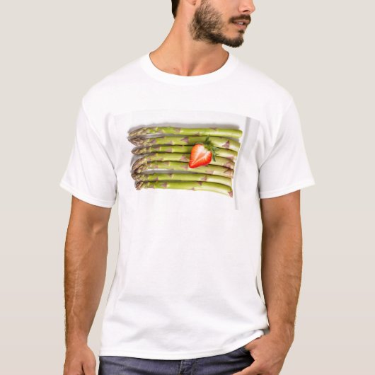 イチゴのトップビューとグリーンアスパラガス Tシャツ (正面)