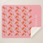 イチゴのピンクの白いドードルパターン シェルパブランケット (正面(横))