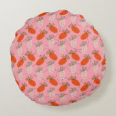 イチゴのピンクの白いドードルパターン ラウンドクッション (裏面)
