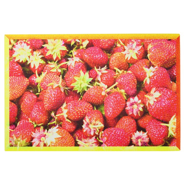 「イチゴの実の積み重ね」かわいい写真。買今 メタルプリント (正面)